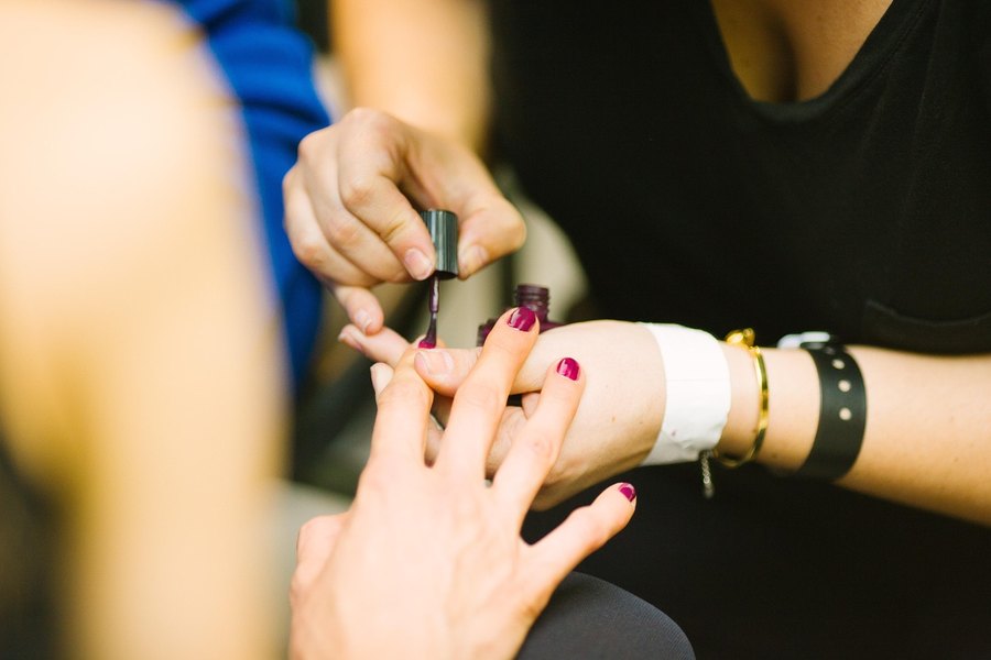 Manicura en curso, detalle de las manos