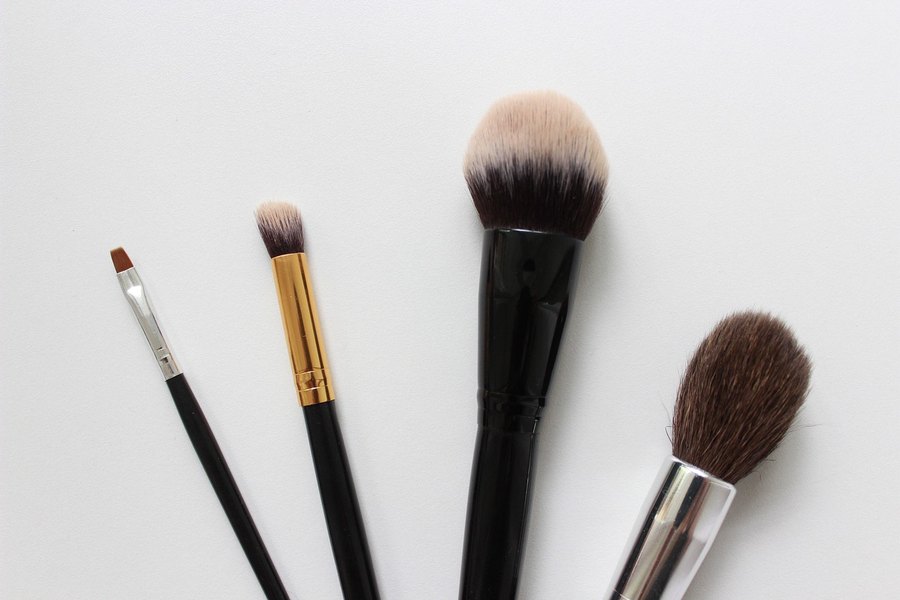 Brochas de maquillaje sobre fondo blanco