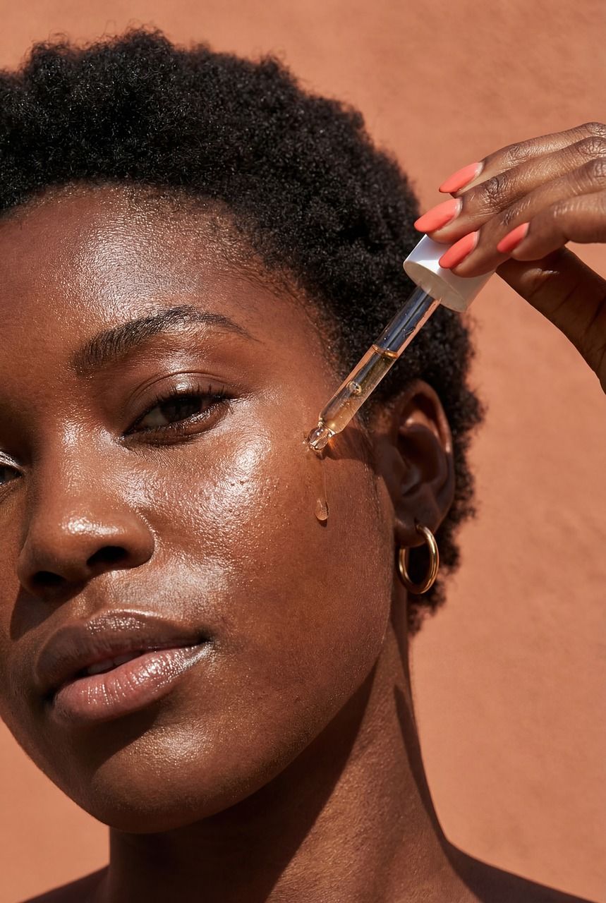 Mujer aplicando sérum facial con un gotero